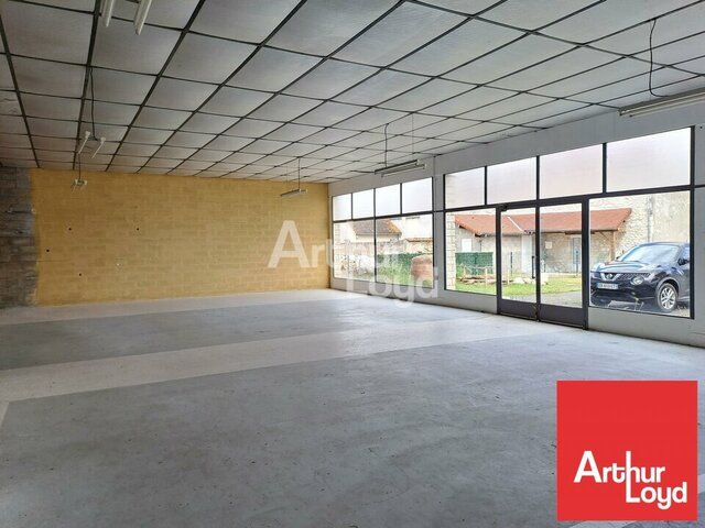 A LOUER LOCAL COMMERCIAL 190m²  BELLE LONGUEUR DE VITRINE AXE POITIERS / TOURS LES ORMES (86)