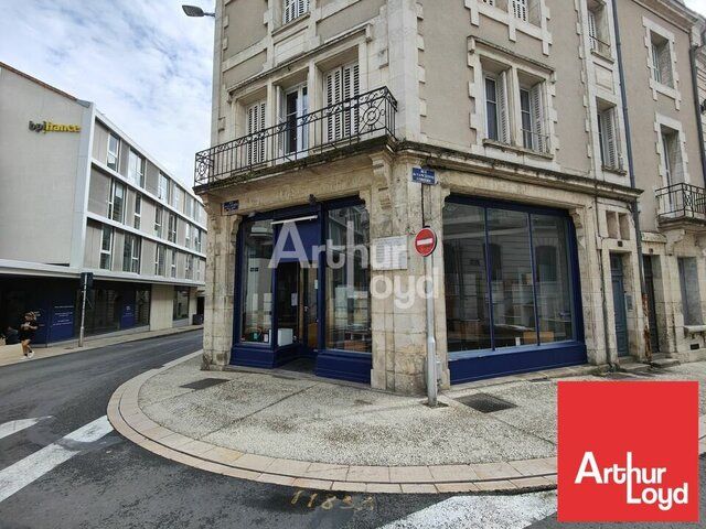 POITIERS CENTRE - BUREAUX AVEC VITRINE DE 140M² DANS LE HAUT DE LA RUE JEAN JAURES