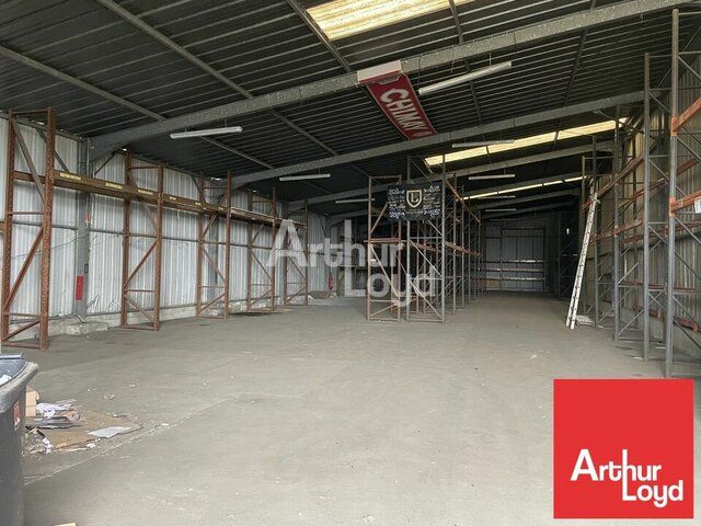 ACHAT AXE AVEC PASSAGE NIORT CHAURAY LOCAL ACTIVITE D'ENVIRON 520m2 AVEC PARKINGS