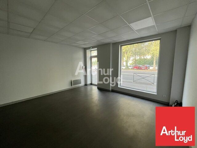 POITIERS - BUREAUX A LOUER PORTE DE PARIS - 100M² DONT LOCAL VITRINE DE 30M²