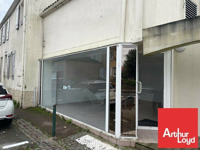 À LOUER  LOCAL COMMERCIAL 110 M²  AUBIGNY-LES-CLOUZEAUX