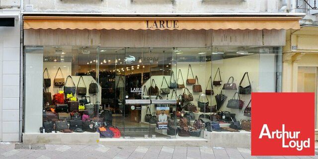 A LOUER - LOCAL COMMERCIAL IDÉALEMENT SITUÉ EN CENTRE VILLE DE POITIERS - RUE PIÉTONNE N°1